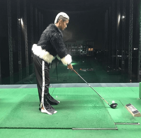 Sibley Scoles Playing Indoor Golf (Lifestyle)